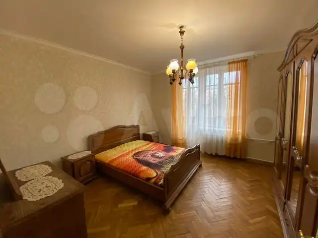 Двухспальная кровать из натурального дерева