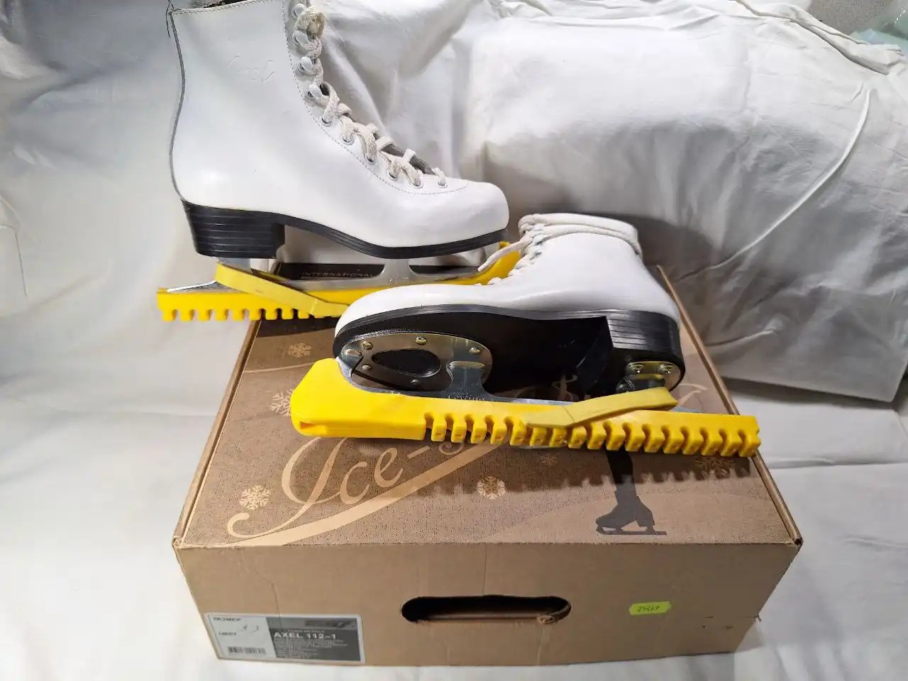 Продам коньки Axel с чехлами, размер 37