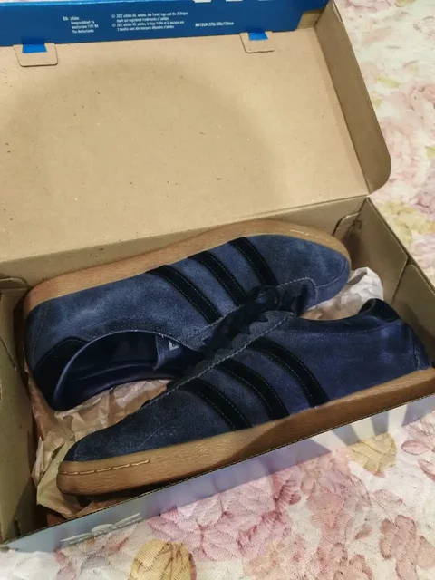 Продам новые кроссовки Adidas Tobacco - Одежда в Королев