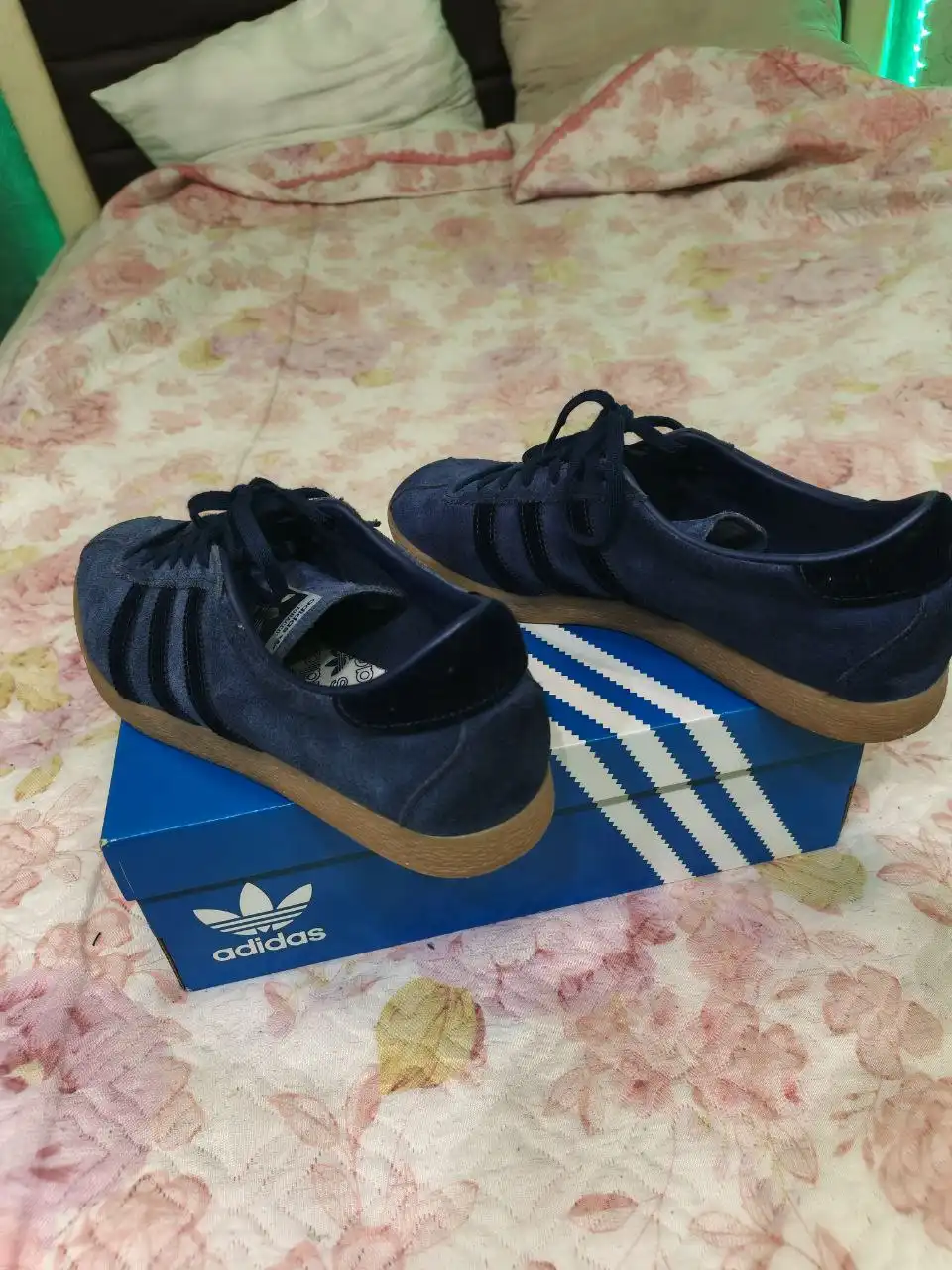 Продам новые кроссовки Adidas Tobacco
