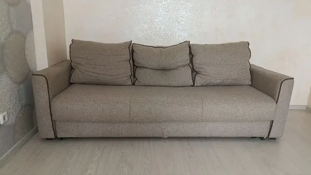 Продажа бежевого раскладного дивана с выкатным механизмом - Туристическое снаряжение в Королев