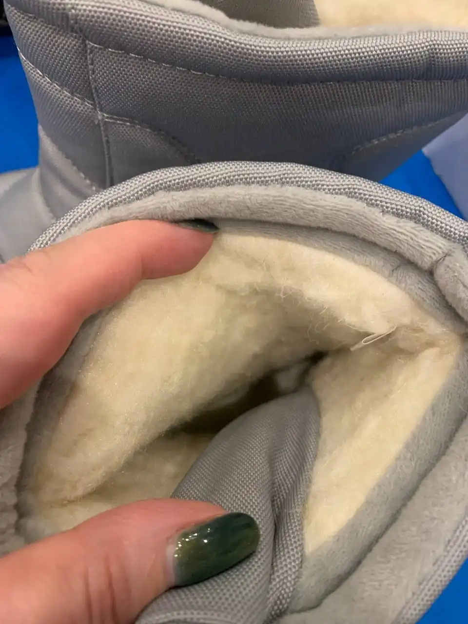 Продам новые дутики с шерстью внутри размер 37 - Обувь (Одежда) в Щёлково