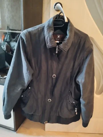 Продажа женской куртки черного цвета размер 50 - Верхняя одежда в Королев