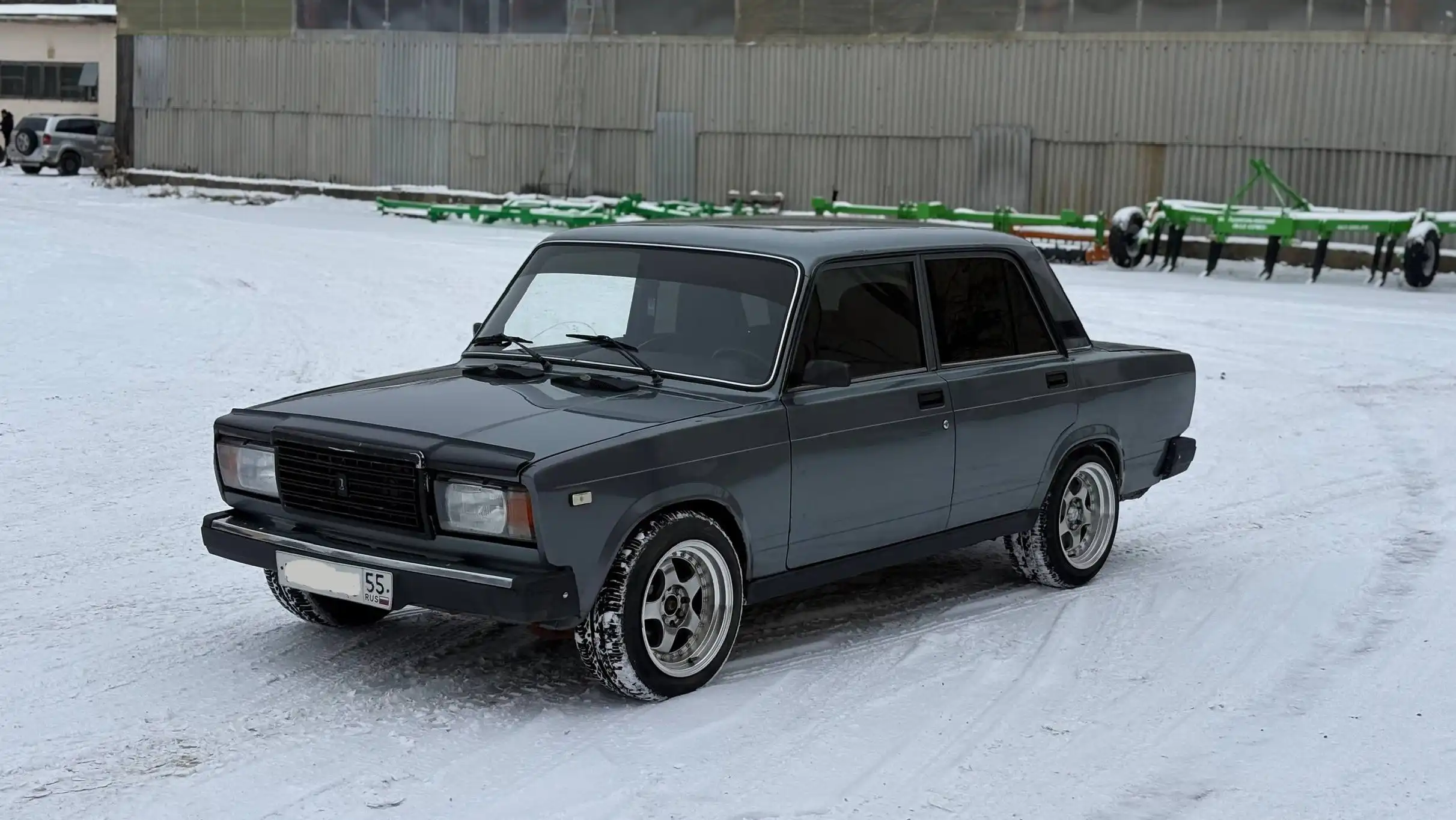 Продажа автомобиля с зимней и летней резиной, сигнализацией и аудиосистемой