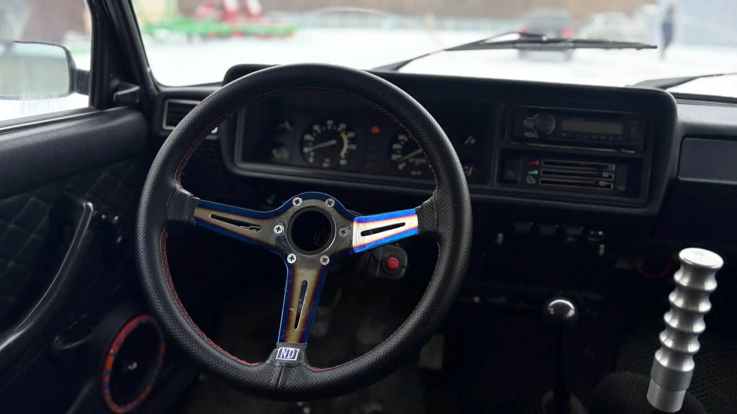 Продажа автомобиля с зимней и летней резиной, сигнализацией и аудиосистемой