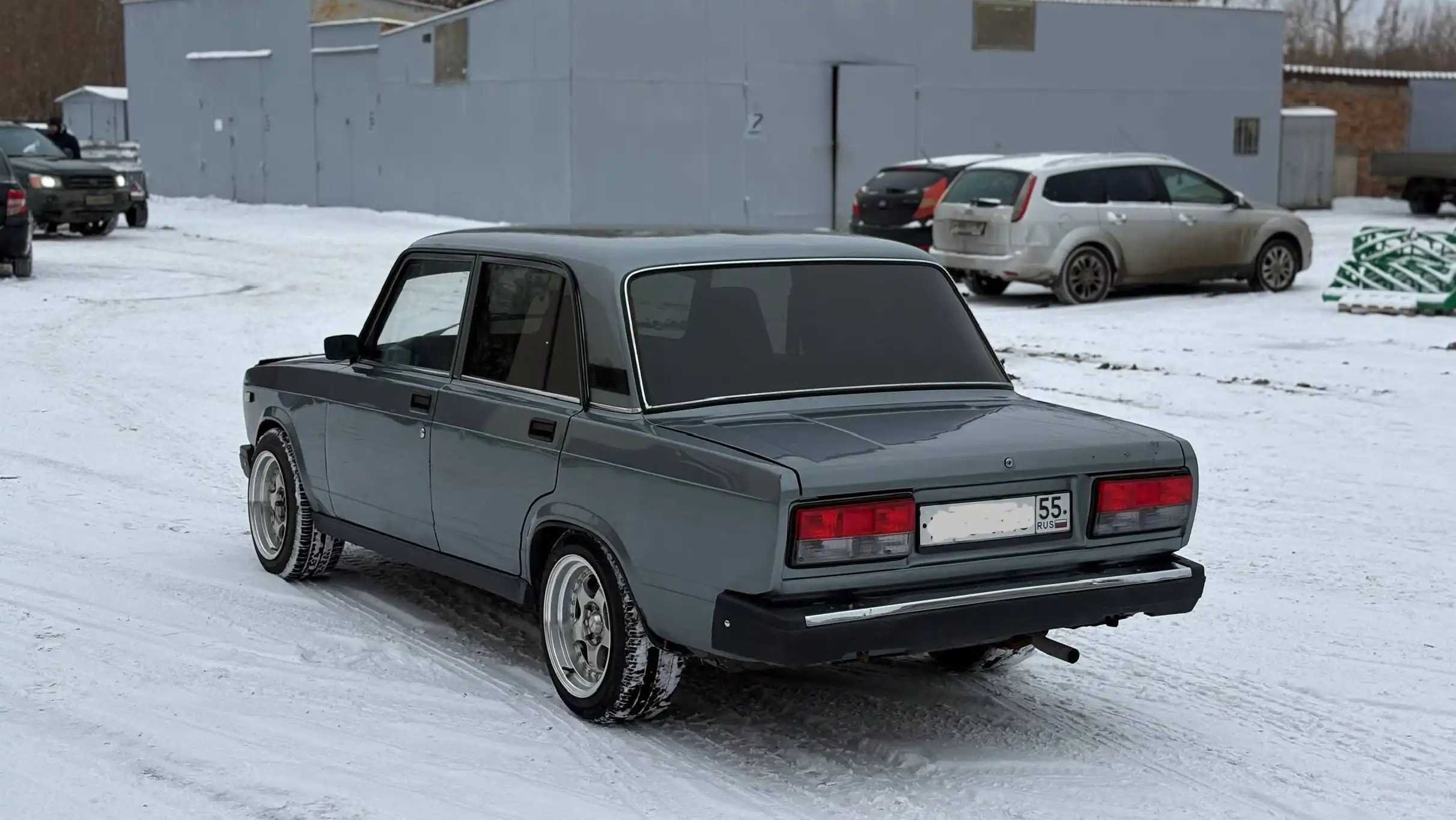 Продажа автомобиля с зимней и летней резиной, сигнализацией и аудиосистемой