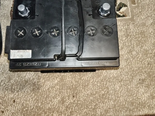 Продажа двух аккумуляторов - Запчасти в Омск