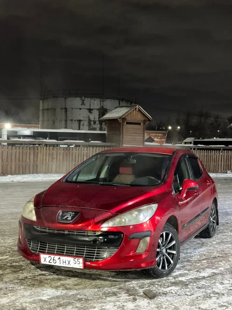 Продам автомобиль 2010 года с механической коробкой передач 1.6 - Легковые автомобили в Омск