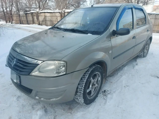 Продам автомобиль Рено Логан 2010 г.в. - Внедорожники в Омск