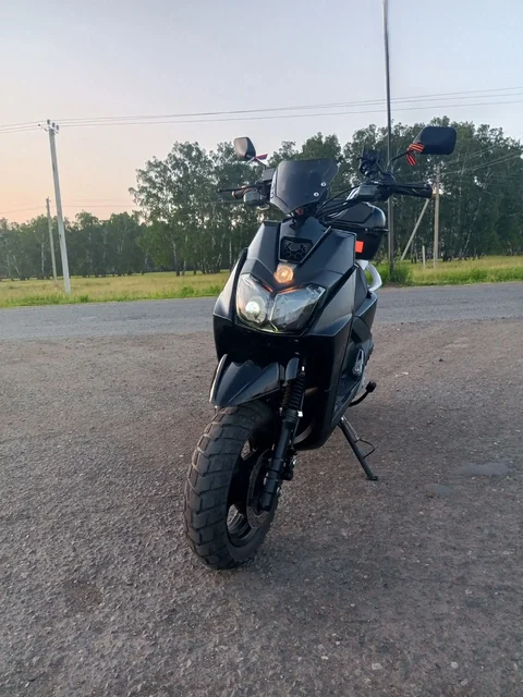 Продам скутер в хорошем состоянии с шлемом - Минивэн в Омск