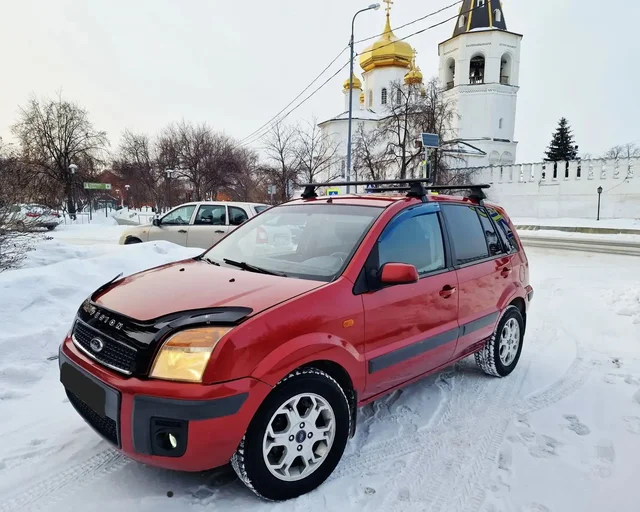 Ford Fusion 1.6 красный, отличное состояние - Kia Sorento в Омск