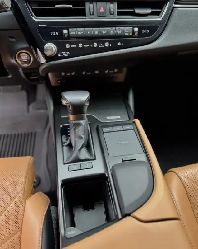 Продажа Lexus ES 2021 года - Легковые автомобили (Авто) в Омск