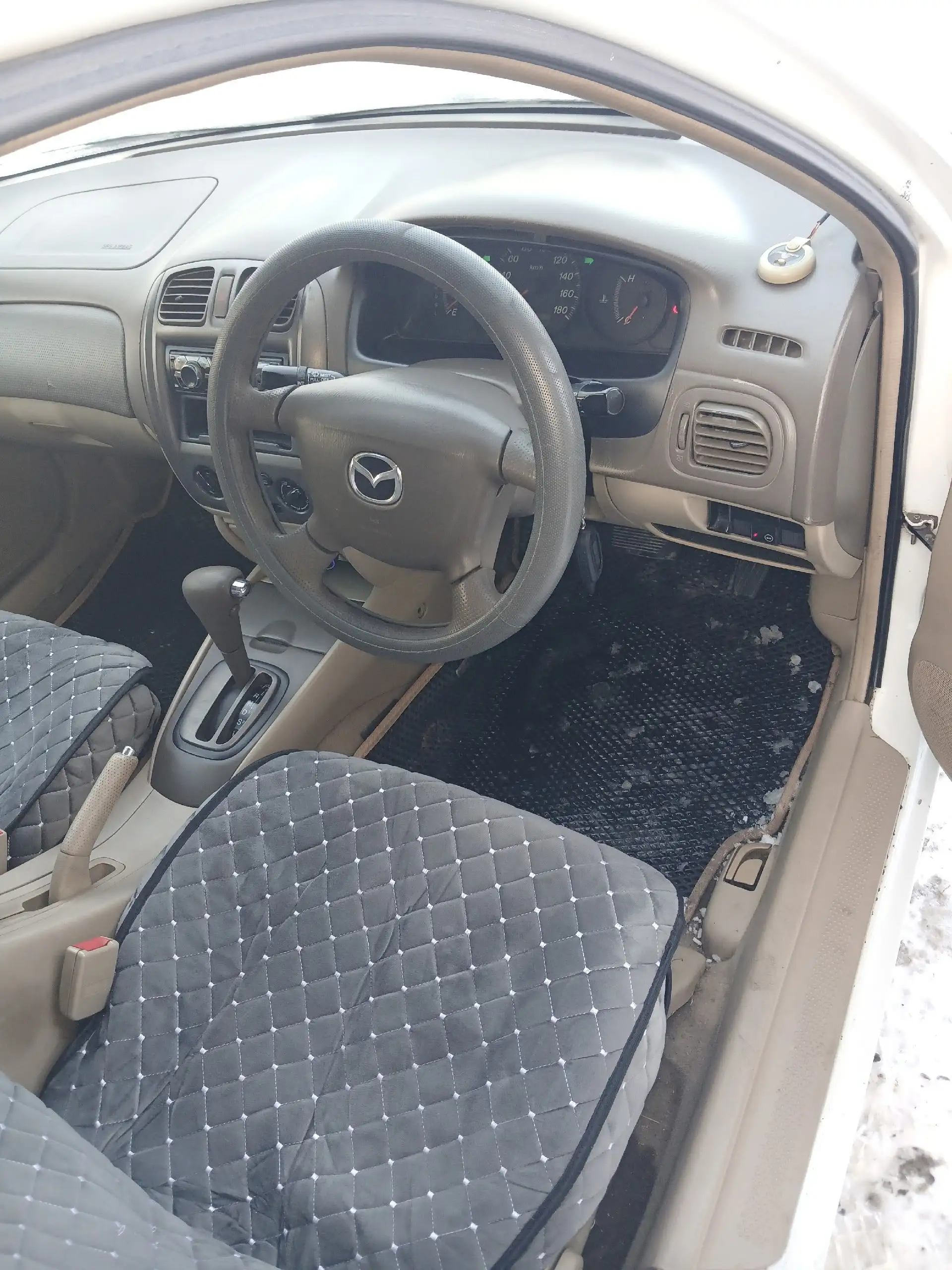 Продажа Mazda 2001 года на газу в отличном состоянии - Авто в Омск