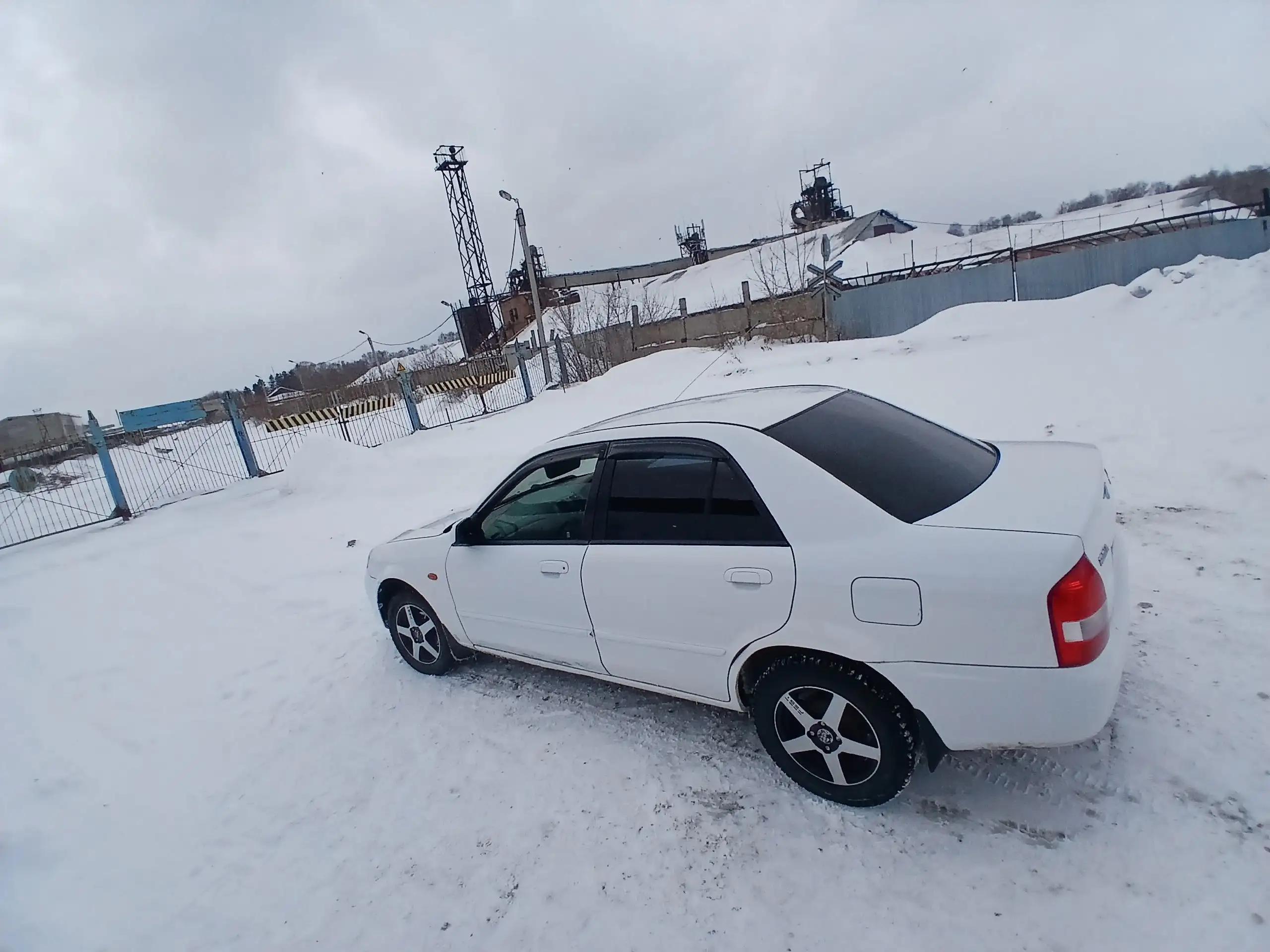 Продажа Mazda 2001 года на газу в отличном состоянии - Авто в Омск