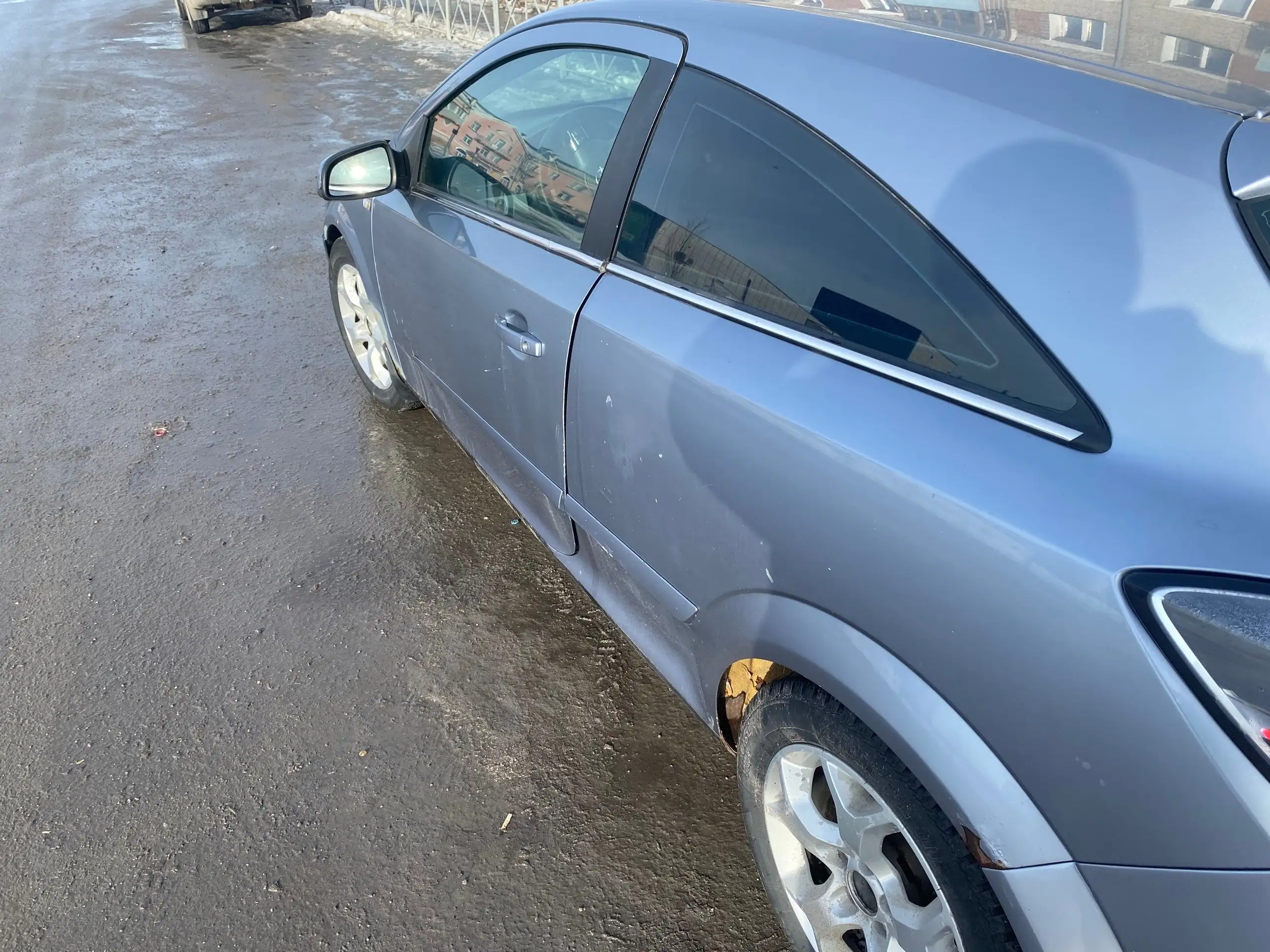 Автомобиль 2006 года с идеальной ходовой частью - Авто в Омск