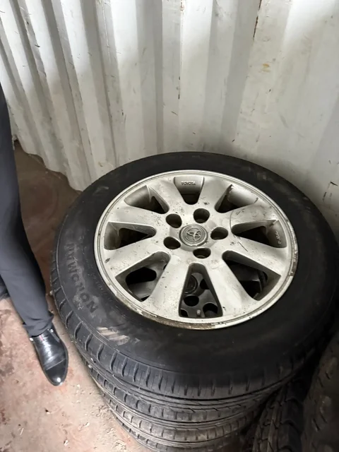 Продажа б/у автомобильных шин и дисков различных размеров - Шины и диски в Омск