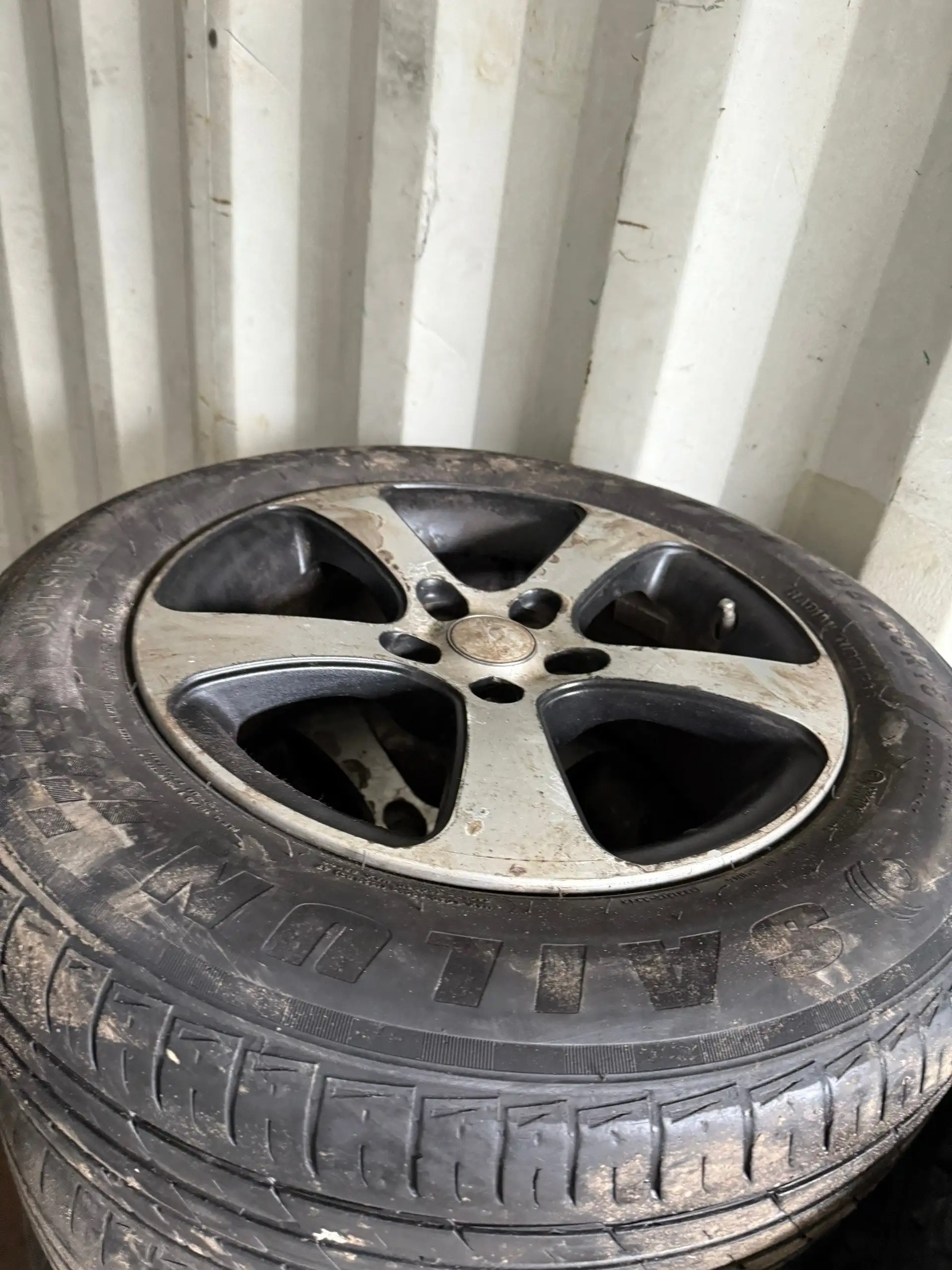 Продажа б/у автомобильных шин и дисков различных размеров - Запчасти (Авто) в Омск