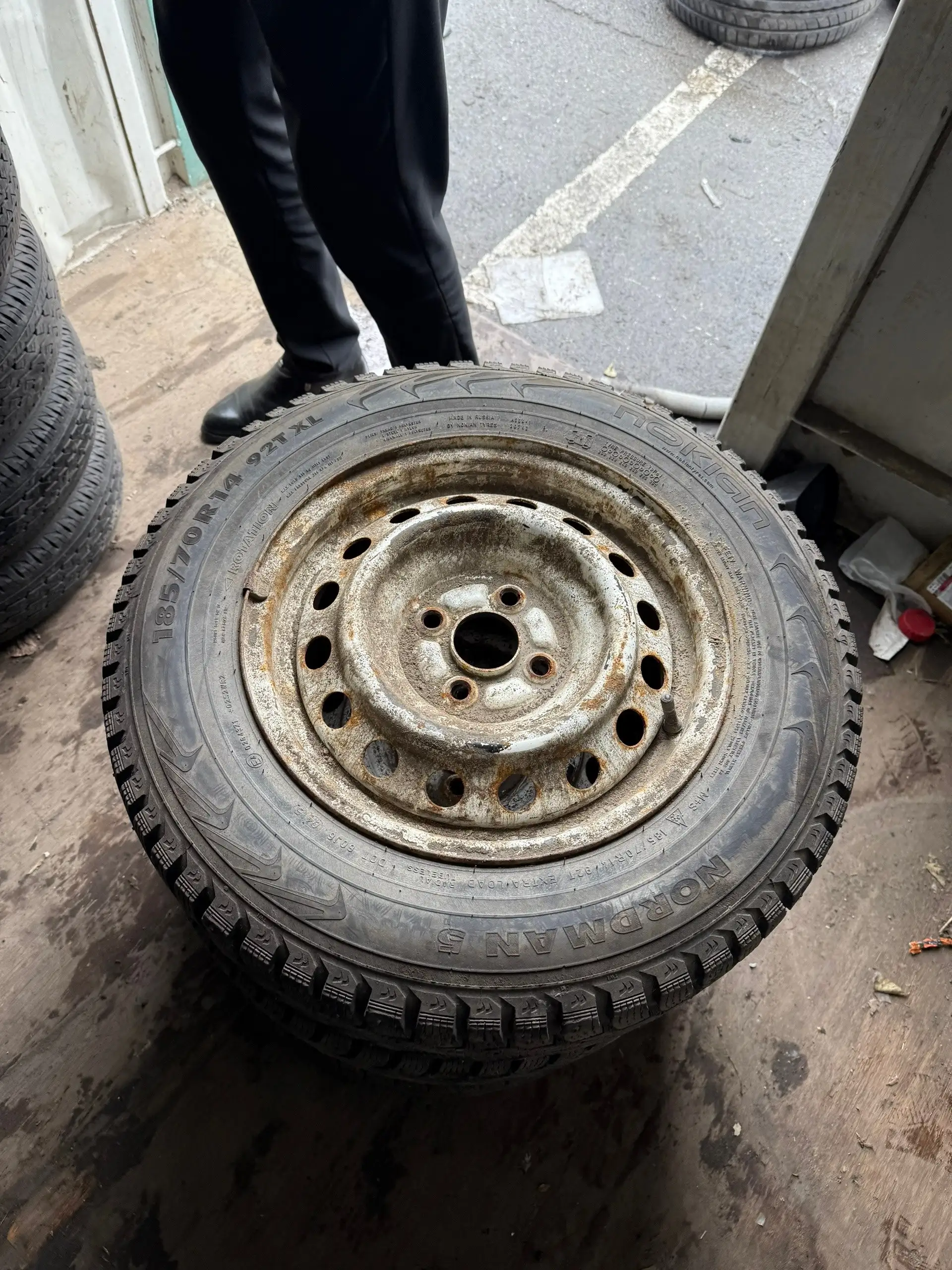 Продажа б/у автомобильных шин и дисков различных размеров - Запчасти (Авто) в Омск