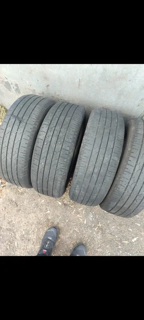 Продам летнюю резину Bridgestone 195/65/15 - Шины и диски в Омск