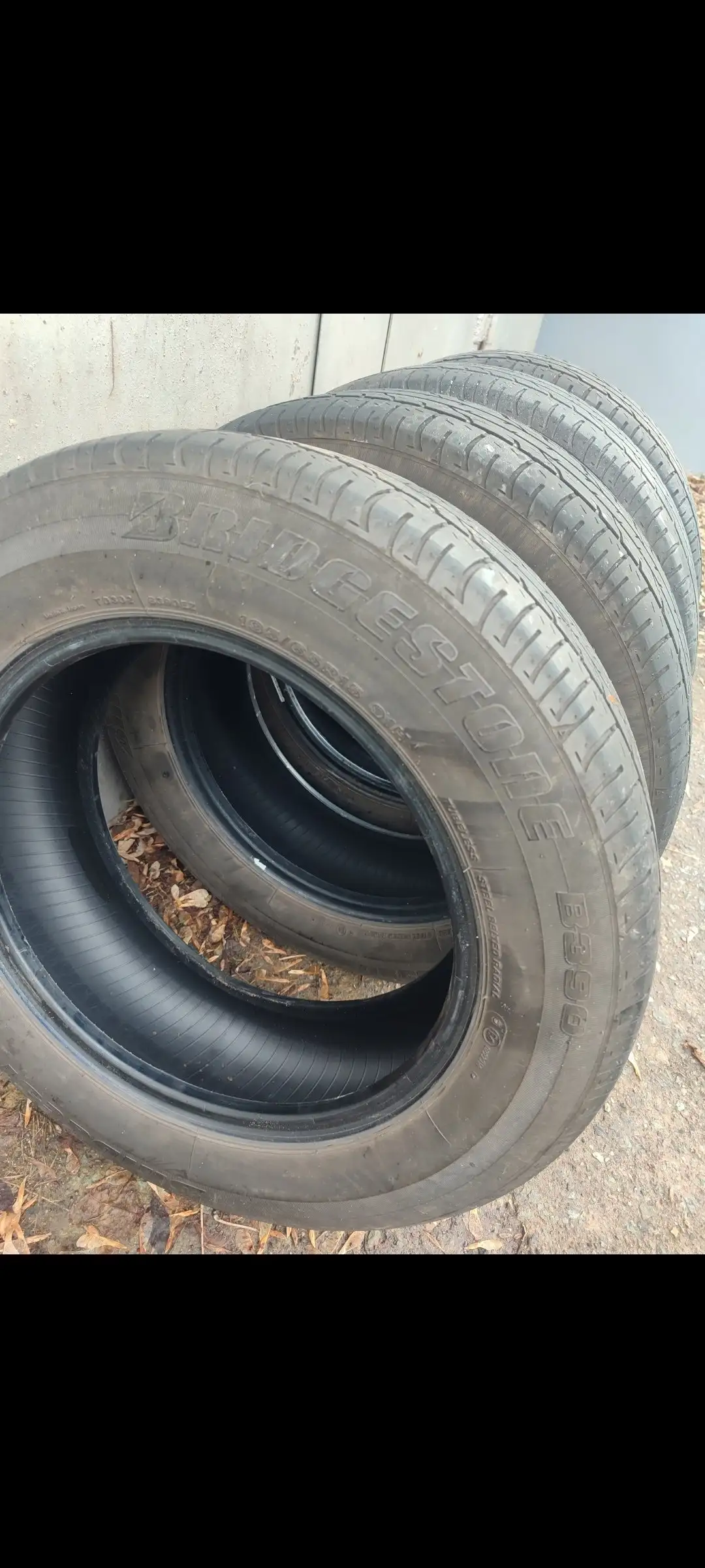 Продам летнюю резину Bridgestone 195/65/15 - Шины и диски (Авто) в Омск
