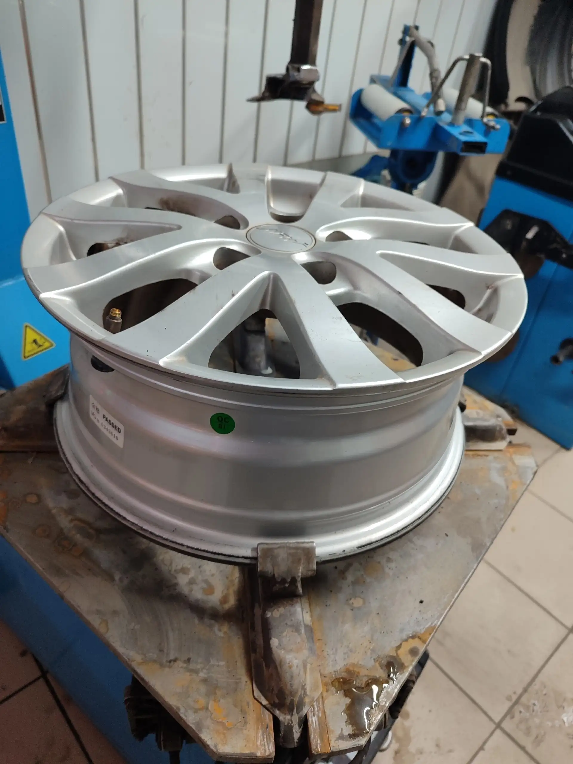 Продам диски с резиной 195/65/15 - Запчасти (Авто) в Омск