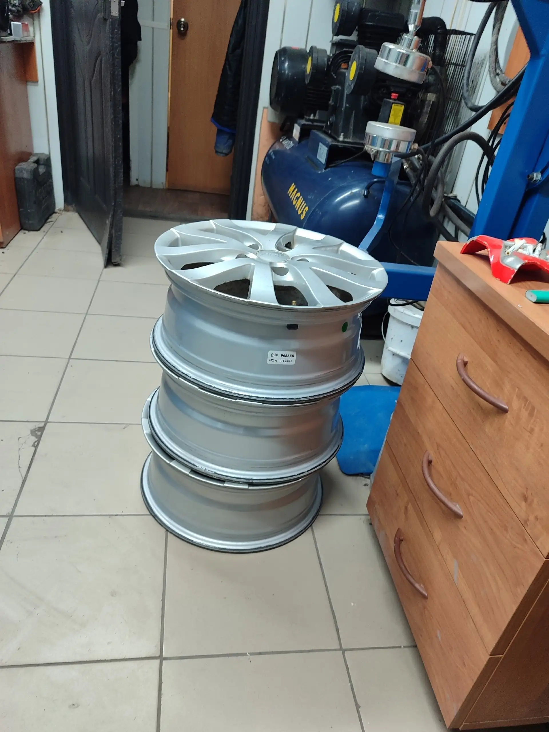 Продам диски с резиной 195/65/15 - Запчасти (Авто) в Омск