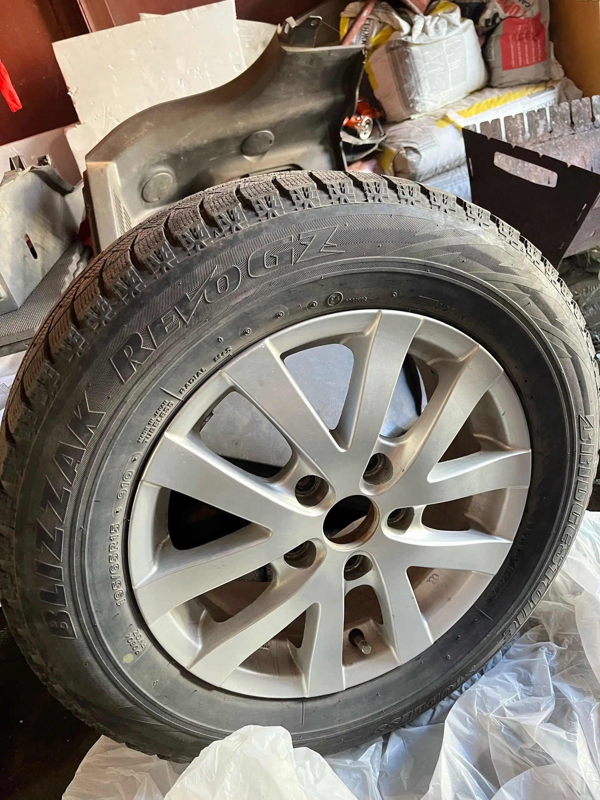 Продам диски с резиной 195/65/15 - Запчасти (Авто) в Омск