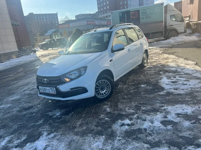 Продажа Лада Гранта 2020 года - Кроссоверы в Омск