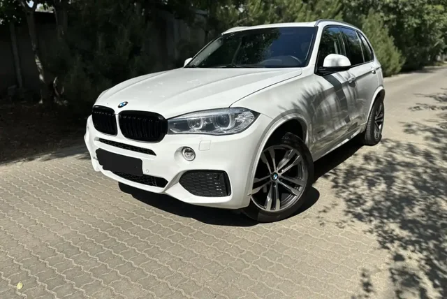 Продам BMW X5 2018 года - Шины и диски в Омск