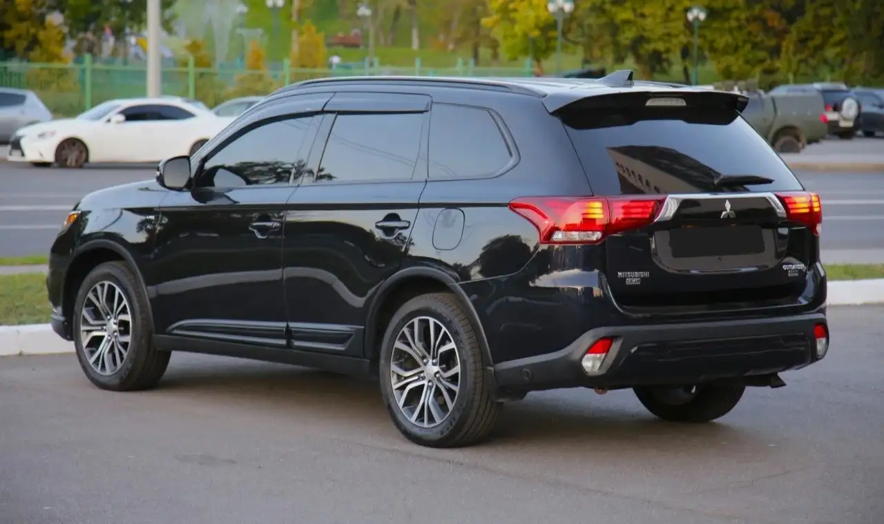 Продам Mitsubishi Outlander 2018 - Внедорожник (Авто) в Омск