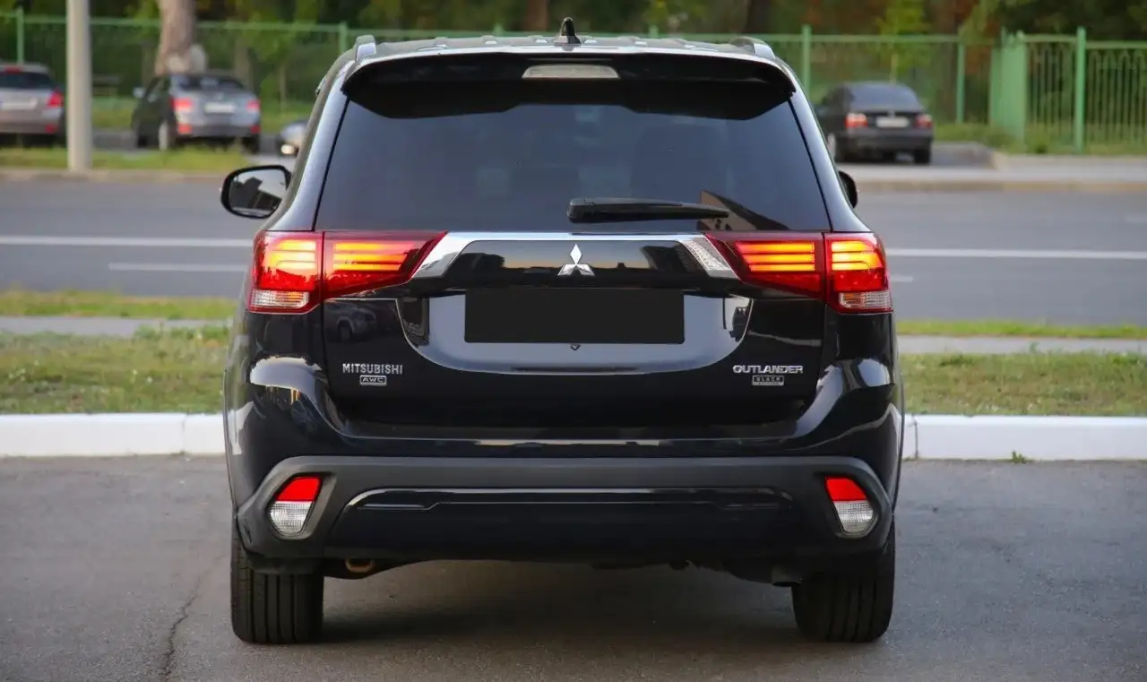 Продам Mitsubishi Outlander 2018 - Внедорожник (Авто) в Омск