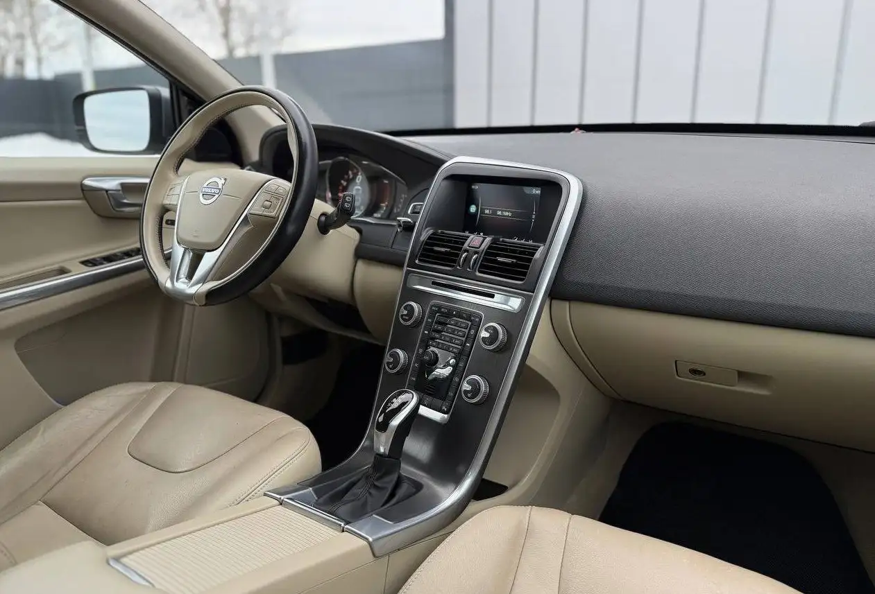 Продам Volvo XC 60 2л бензин автомат передний привод - Авто в Вологда