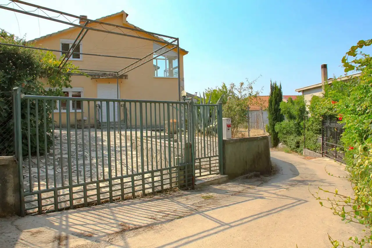 Дом в Баре для жизни и дохода - Дома (Недвижимость) в Бар