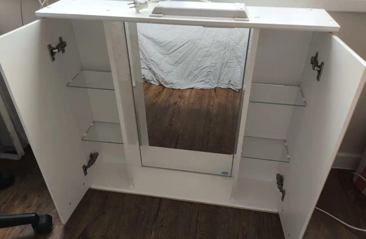 Шкаф навесной с зеркалом и подсветкой