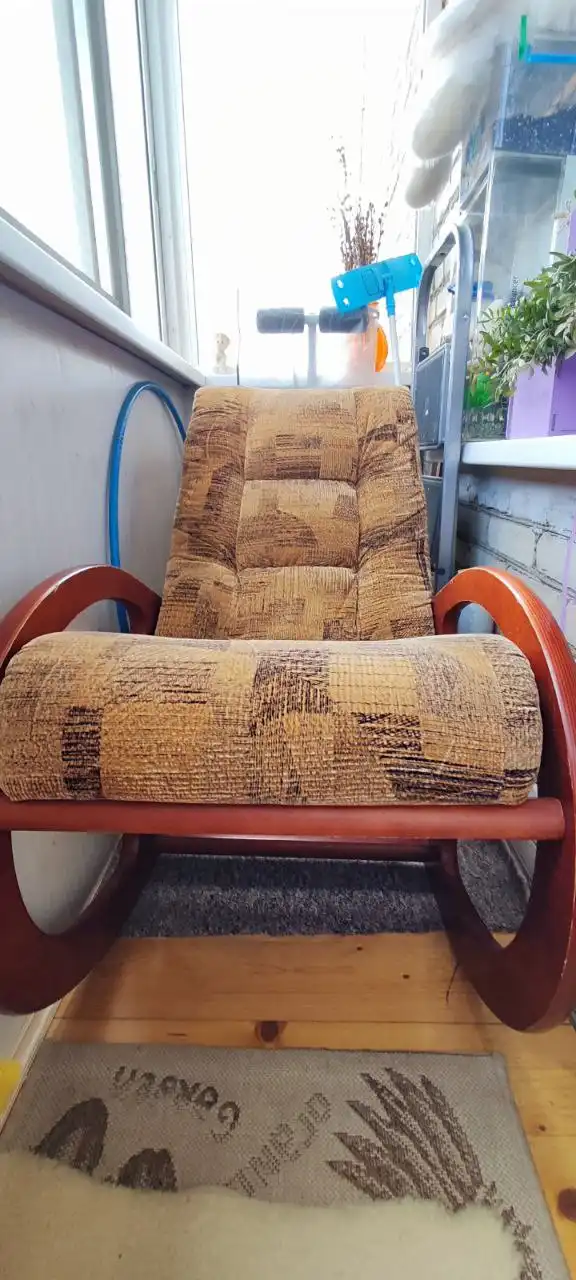 Продаю кресло-качалку в хорошем состоянии
