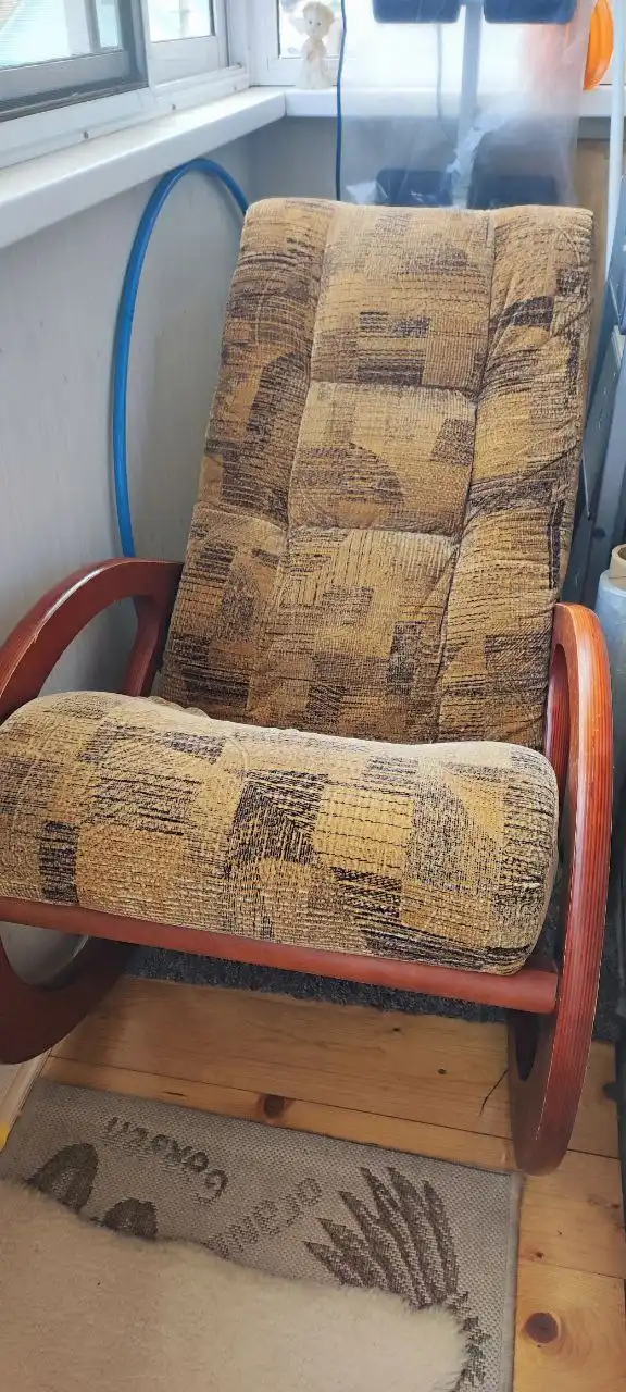 Продаю кресло-качалку в хорошем состоянии