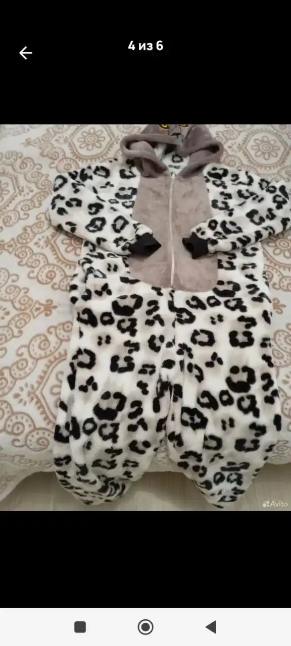 Пижамы, меховая жилетка и елка с игрушками