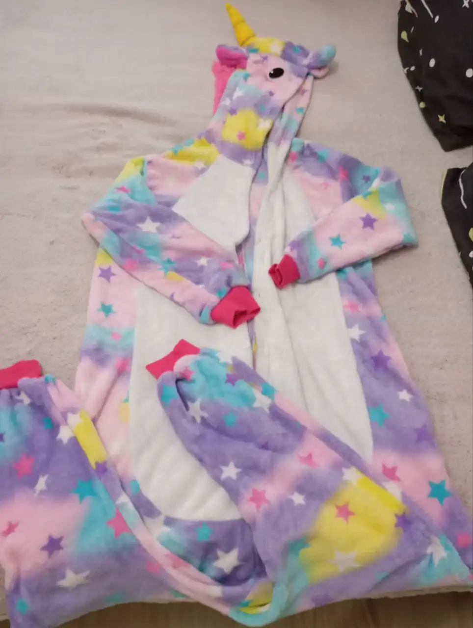 Пижамы, меховая жилетка и елка с игрушками