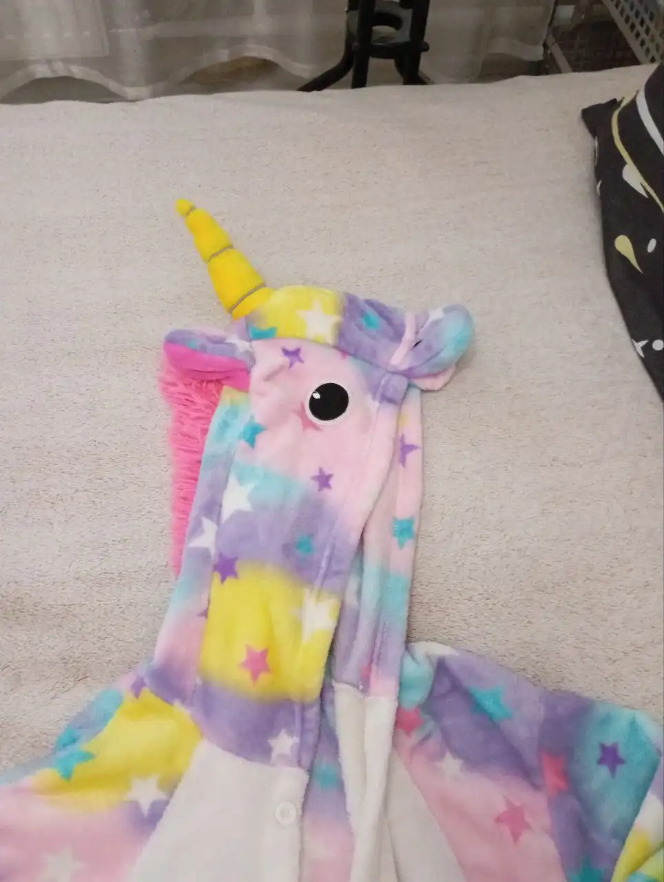 Пижамы, меховая жилетка и елка с игрушками