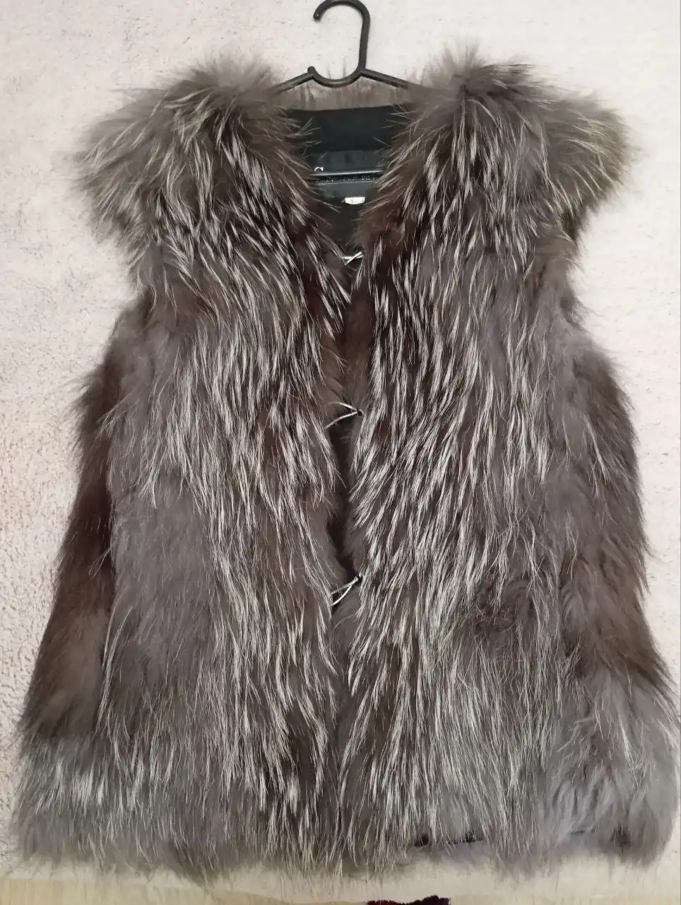 Пижамы, меховая жилетка и елка с игрушками