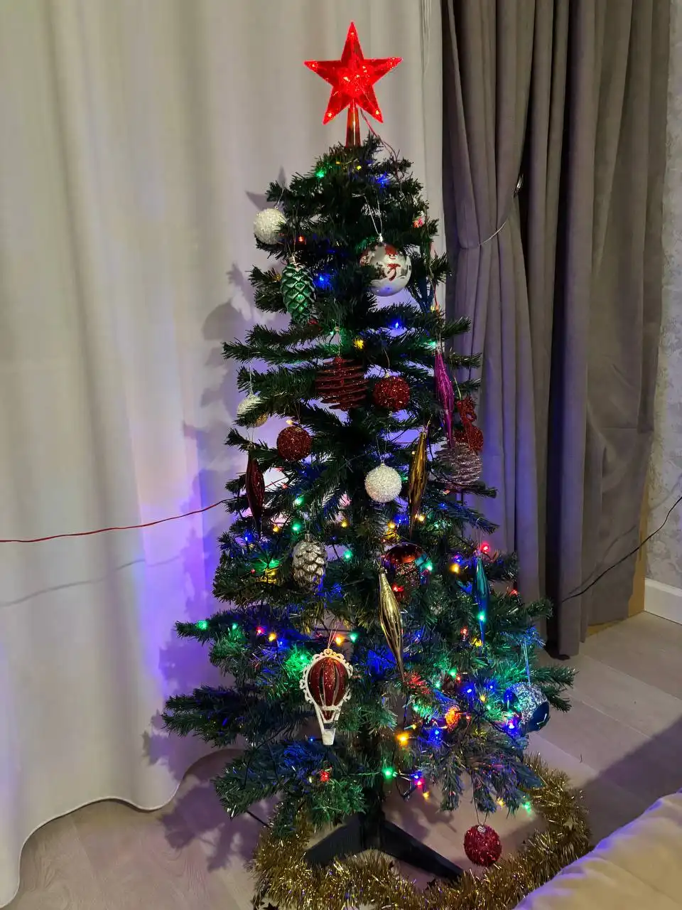 Искусственная елка с игрушками и гирляндой 150 см