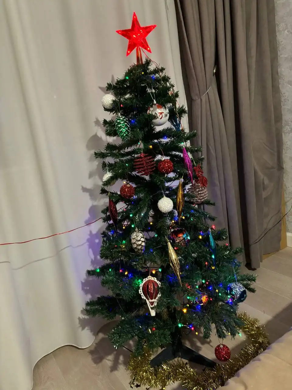Искусственная елка с игрушками и гирляндой 150 см