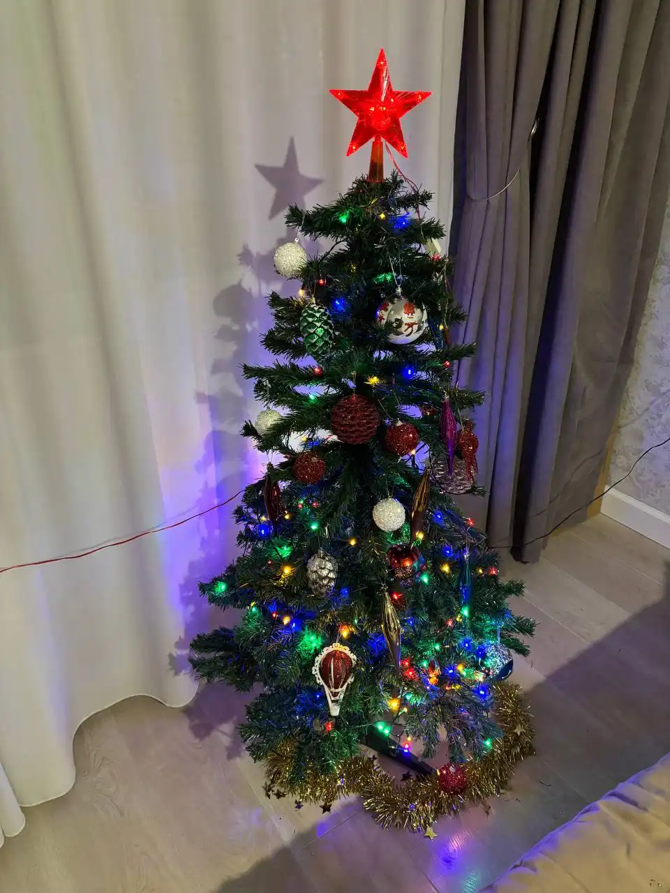 Искусственная елка с игрушками и гирляндой 150 см