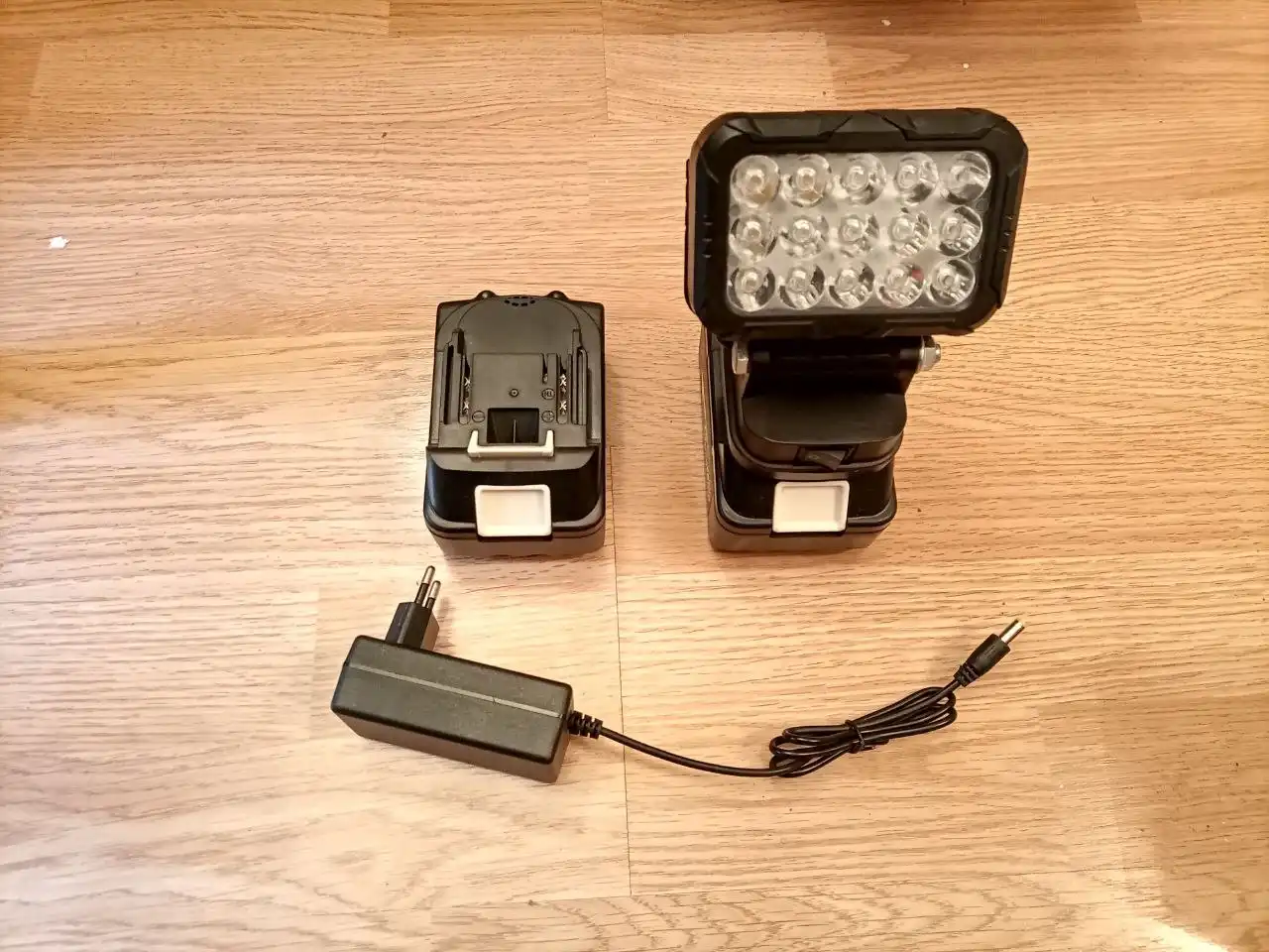 Аккумуляторный фонарь с 15 диодами и двумя USB входами