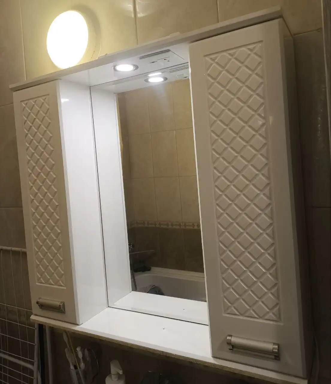 Шкаф навесной с зеркалом и подсветкой для ванной