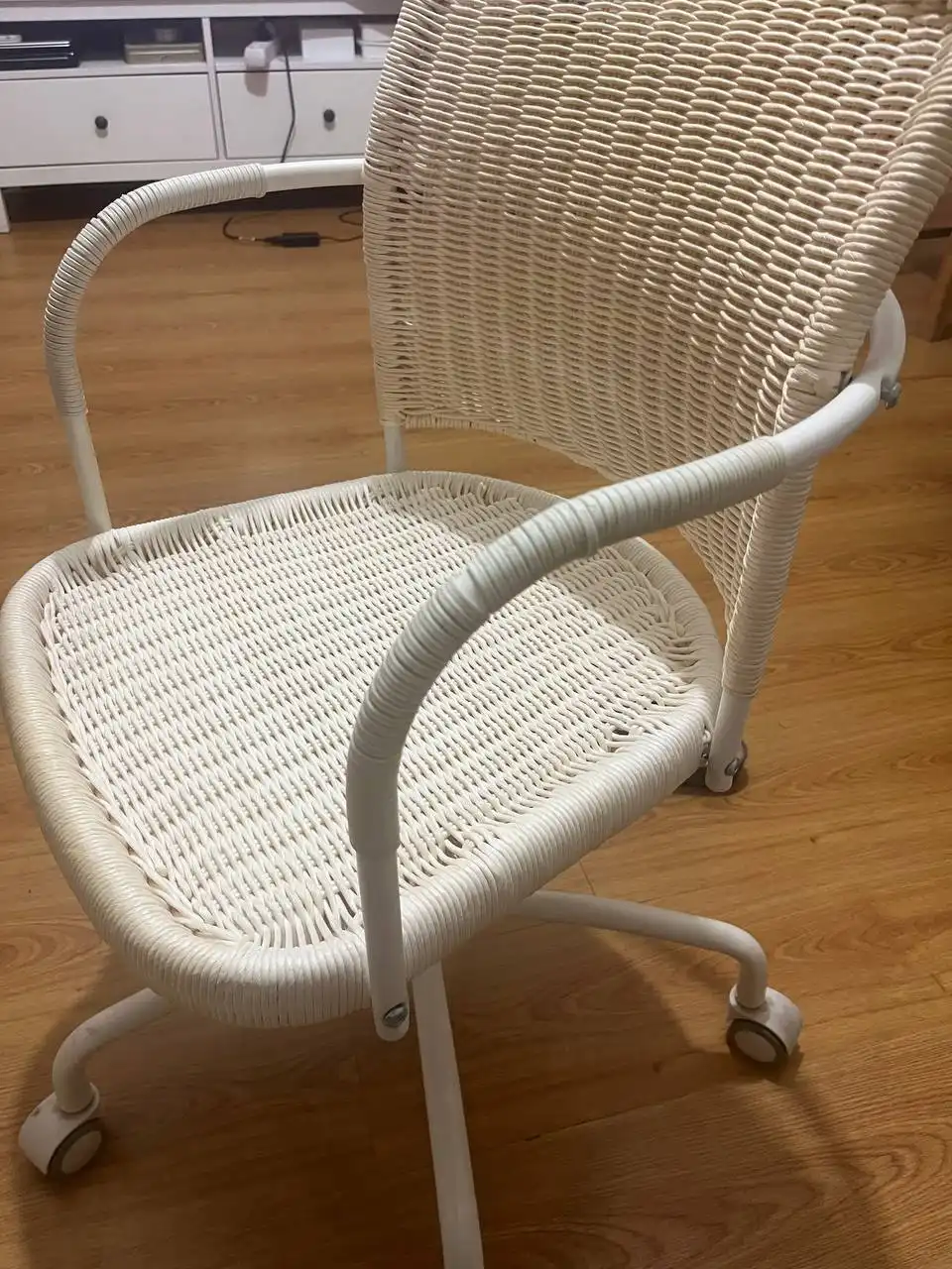 Столик придиванный, стул деревянный, офисное кресло