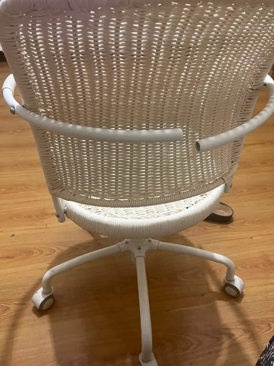 Столик придиванный, стул деревянный, офисное кресло