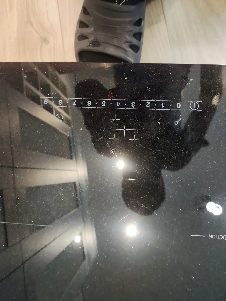 Индукционная варочная панель на 4 конфорки с трещиной - Кухонная техника (Для дома и дачи) в Котельники