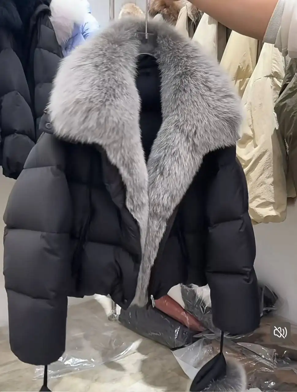 Куртка-пуховик новая с отстегивающимся мехом, размер М - Верхняя одежда (Одежда) в Люберцы