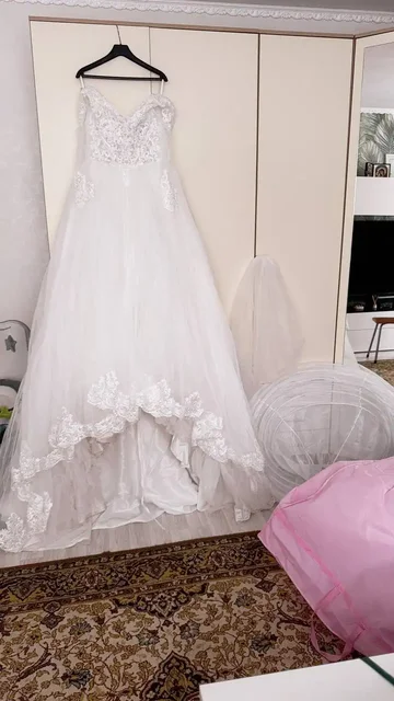 Продается свадебное платье белого цвета - Джинсы и брюки в Люберцы